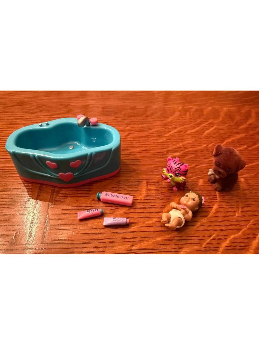 Blip Toys Bathtub and Accessories with Random Pets and a Baby